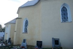 pohled na zadní část kostela zleva