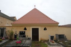 opravená ohradní zeď a márnice