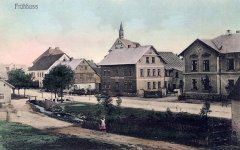 dobová pohlednice města s kostelem (v pozadí)