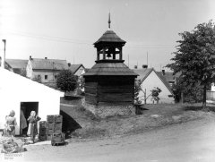 náves se zvoničkou