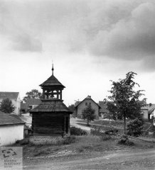 náves se zvoničkou