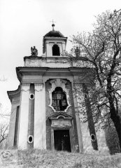 průčelí kaple