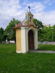 obnovená kaple - pohled zepředu zleva