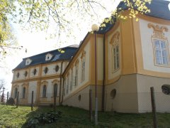 pohled na kapli a faru zezadu zprava