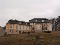 pohled na faru a kapli zleva