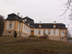 pohled na faru zezadu zprava