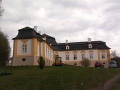 pohled na faru zezadu zprava