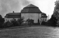 starší foto kaple s přistavěnou farou
