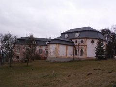 pohled na faru a kapli zepředu zleva