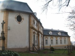 pohled na kapli a faru zepředu zprava