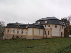 pohled na kapli a faru zepředu zleva