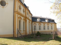 pohled na kapli a faru zepředu zprava