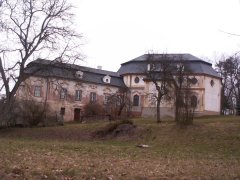 pohled na faru a kapli zepředu zleva
