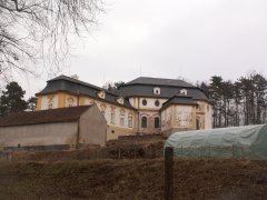 pohled na faru zezadu zleva