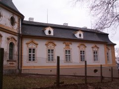 pohled na opravené křídlo fary