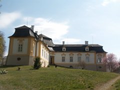 pohled na faru zepředu, střecha kaple v pozadí
