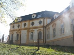 pohled na kapli a faru zezadu zprava