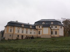 pohled na kapli a faru zleva