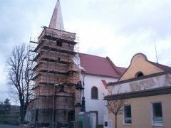 pohled zepředu zprava - oprava věže