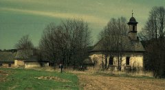 vlevo v popředí menší stavba je márnice, za ní kaple