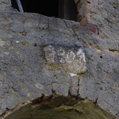 detail vročení nad vstupem