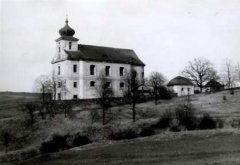 starší foto kostnice za kostelem
