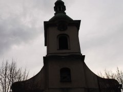 věž kostela zepředu