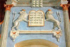 detail výmalby aronu ha-kodeš po restaurování