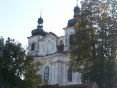 průčelí kostela zprava