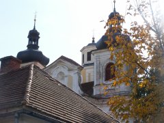 průčelí kostela zprava