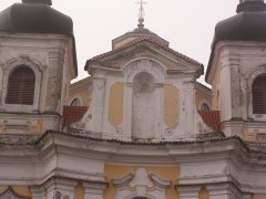 horní část průčelí kostela