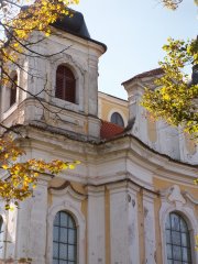 průčelí kostela zleva