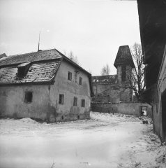 starší foto kostela za hospodářskými budovami fary