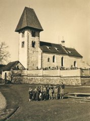 starší foto kostela a márnice