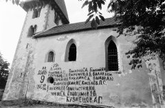 starší foto kostela - ruské nápisy na zdi
