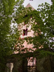 věž kostela zepředu zprava