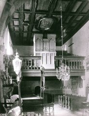 starší foto interiéru kostela - přední část