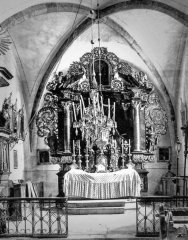 starší foto interiéru kostela - presbytář