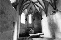 starší foto interiéru kostela - presbytář