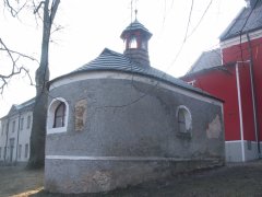 pohled zezadu zleva