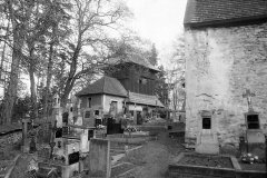 starší foto kostela (vpravo) a zvonice