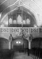 starší foto interiéru kostela - přední část