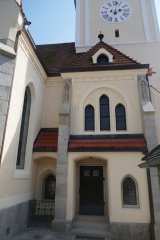 detail levé přední části kostela