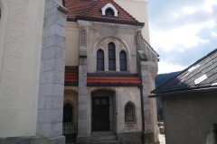 detail levé přední části kostela