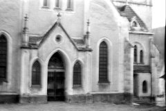 hlavní vchod do kostela