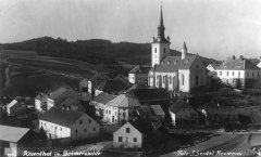 dobová pohlednice vsi s kostelem