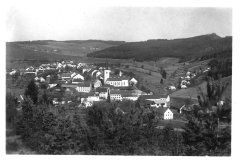 celkový pohled na ves s kostelem