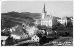 dobová pohlednice vsi s kostelem