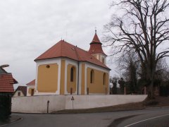 opravená ohradní zeď okolo kostela