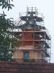 detail opravované věže